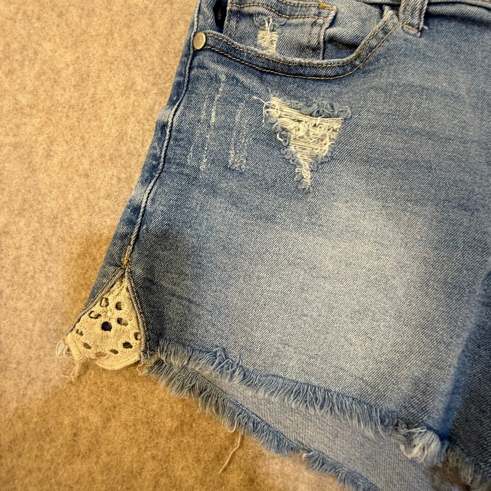Judy Blue Distressed Denim Shorts Light Wash Crochet Lace Side Slit Size 28 - Picture 4 of 7